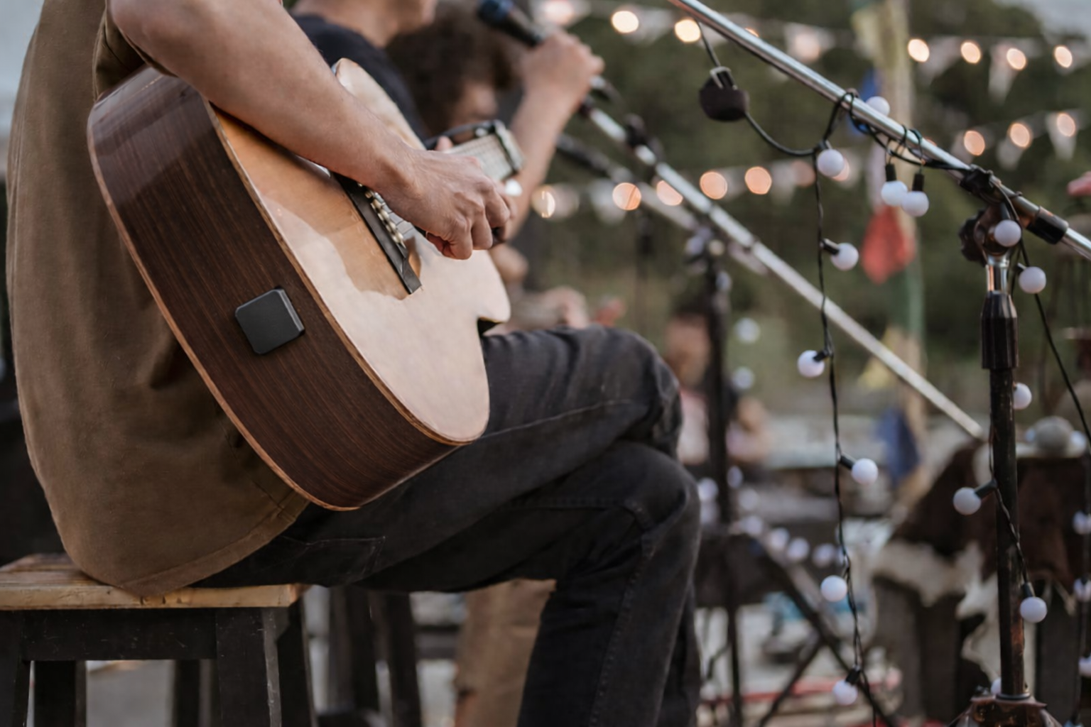Minimal square sensor on the back of an acoustic guitar, matte black, modern, unobtrusive
